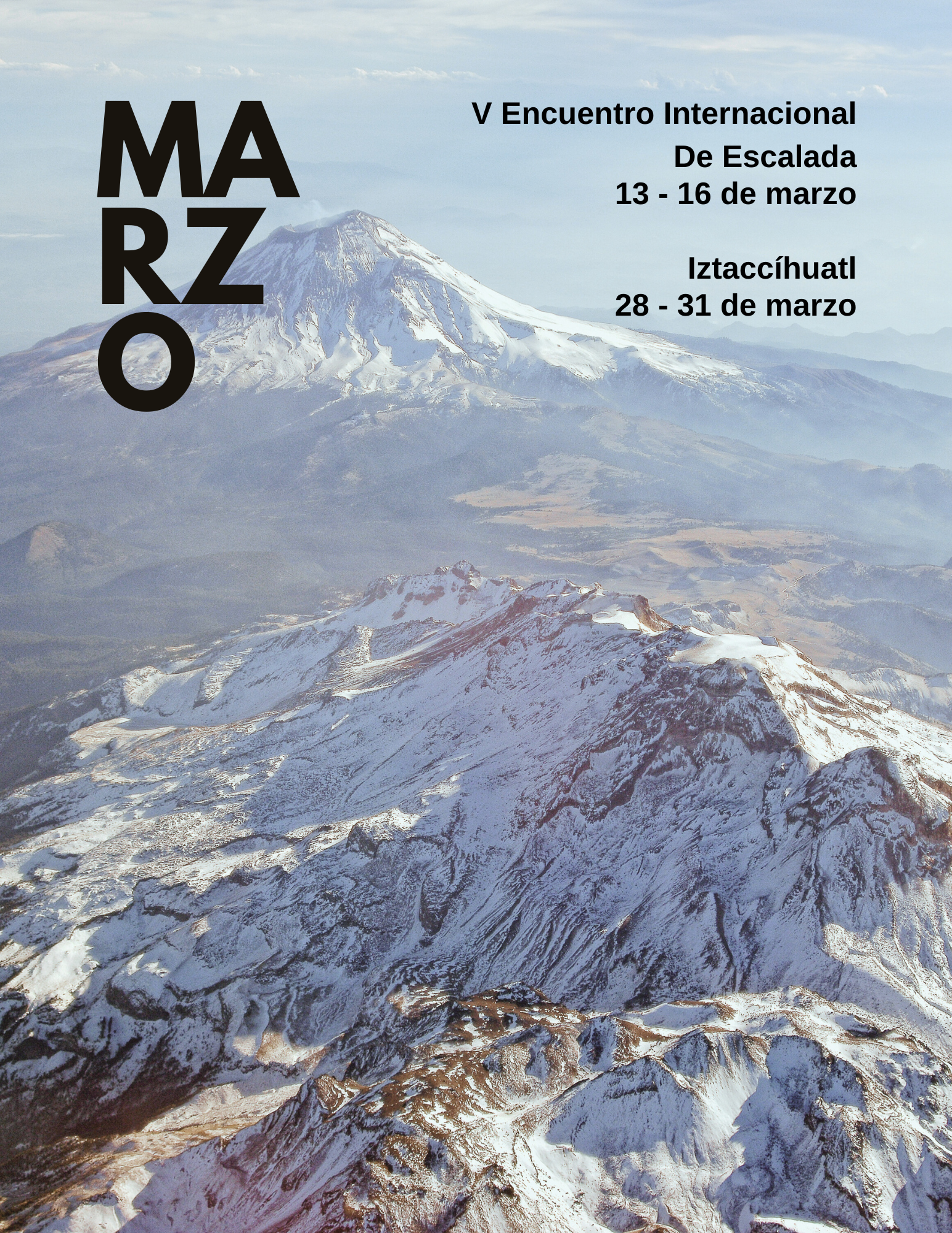 Senderistas cruzando un valle con vista al Nevado de Toluca, avanzando hacia un bosque montañoso.