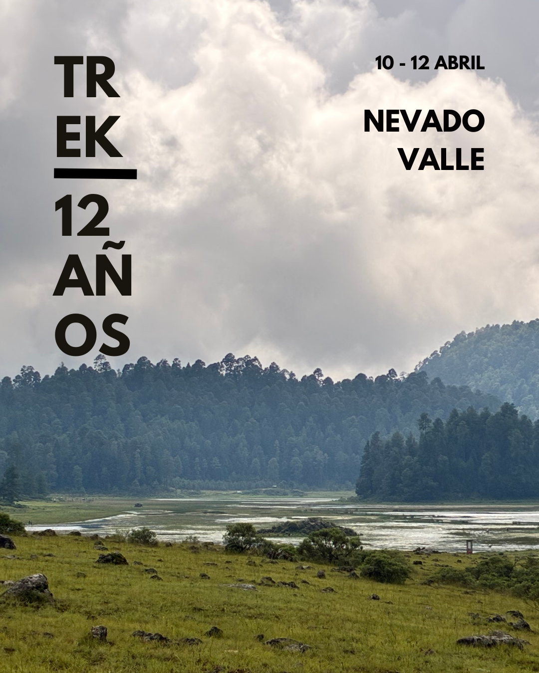 Senderistas cruzando un valle con vista al Nevado de Toluca, avanzando hacia un bosque montañoso.